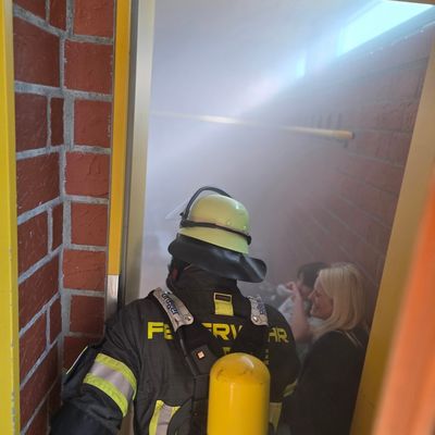 FW-WRN: Besuch der Feuerwehr an der Wiehagengrundschule: Brandschutz zum Anfassen