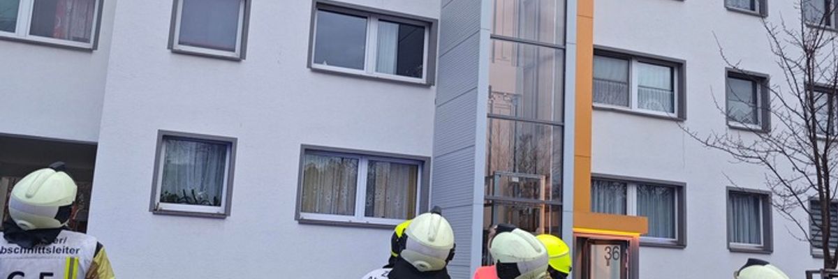 FW Dresden: Wohnungsbrand in Mehrfamiliengebäude