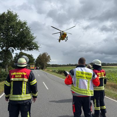 FW-AUR: Mehrere Verletzte nach Aufprall auf Landesstraße 34