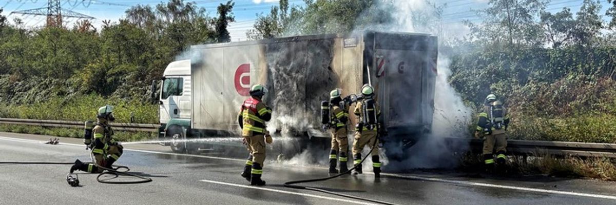 FW-NE: Lkw-Aufbau brennt auf der A57 | Autobahn vollständig gesperrt