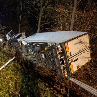 FW Porta Westfalica: 07.12.2025 - BAB2: LKW stürzt Böschung hinab / 2 Personen leichtverletzt