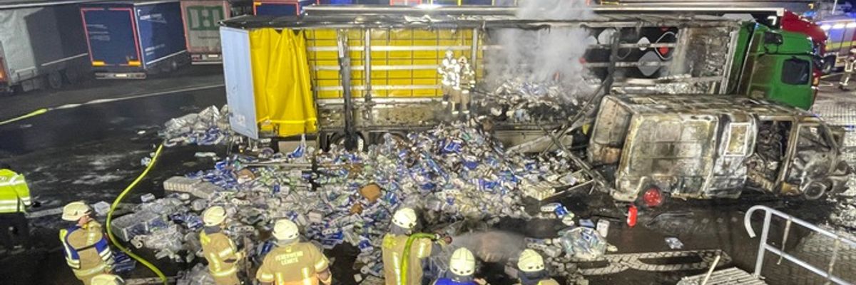 FW Lehrte: Schwerer Fahrzeugbrand auf der A2 bei Lehrte am 26. Dezember 2025