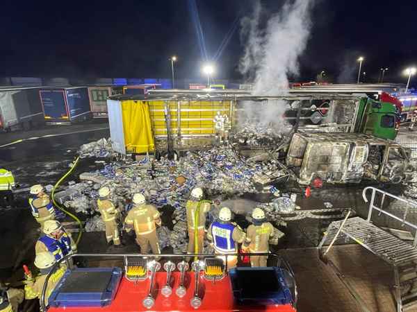 FW Lehrte: Schwerer Fahrzeugbrand auf der A2 bei Lehrte am 26. Dezember 2025