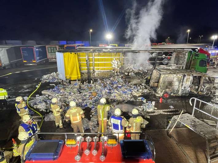 FW Lehrte: Schwerer Fahrzeugbrand auf der A2 bei Lehrte am 26. Dezember 2025