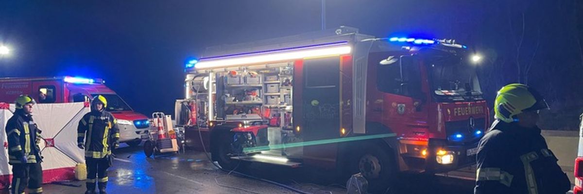 FW Bergheim: Drei Personen sterben bei schwerem Verkehrsunfall auf der Autobahn 61 bei Bergheim Zwei weitere Personen verletzt - Rettungshubschrauber im Einsatz