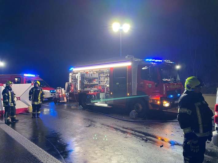 FW Bergheim: Drei Personen sterben bei schwerem Verkehrsunfall auf der Autobahn 61 bei Bergheim Zwei weitere Personen verletzt - Rettungshubschrauber im Einsatz