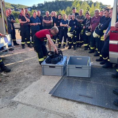 FW-OE: Feuerwehr Lennestadt übernimmt neuen Anhänger "Grubenrettung"