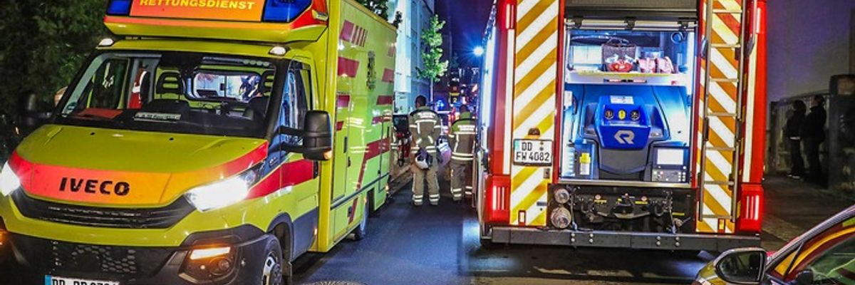 FW Dresden: Brand in Wohnung - drei Personen ins Krankenhaus transportiert