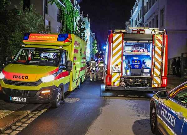 FW Dresden: Brand in Wohnung - drei Personen ins Krankenhaus transportiert