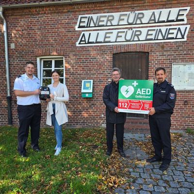 FW Bremerhaven: Öffentlicher AED bei der Freiwilligen Feuerwehr Weddewarden in Betrieb genommen