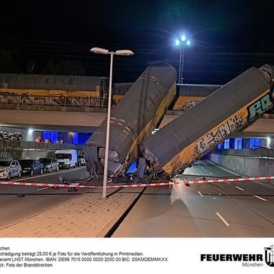 FW-M: Güterwaggons stürzen nach Kollision ab (Milbertshofen)