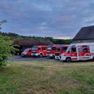 FW-AR: Feuerwehren aus Wennigloh, Stemel und Hachen trainieren den Ernstfall auf Wagyu-Hof