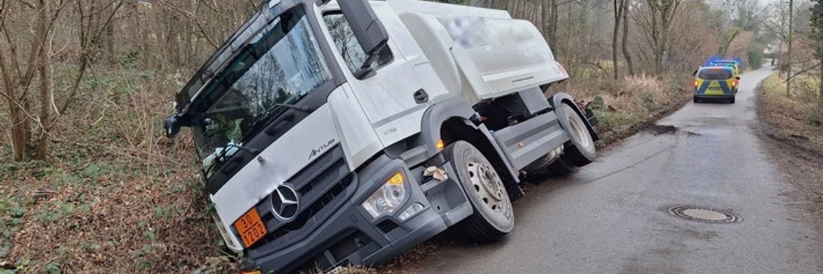FW Konstanz: Tanklastzug in Bachbett