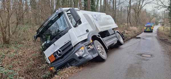 FW Konstanz: Tanklastzug in Bachbett