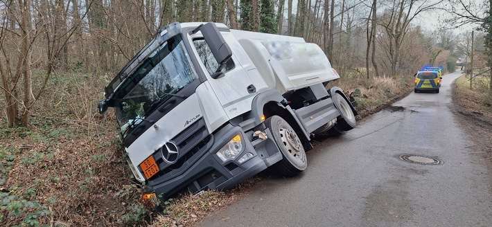 FW Konstanz: Tanklastzug in Bachbett