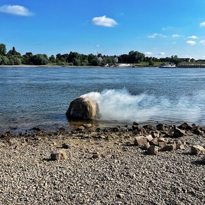 FW-NE: Kurioser Einsatz am Rhein | Brennender Heuballen im Wasser sorgt für Feuerwehreinsatz