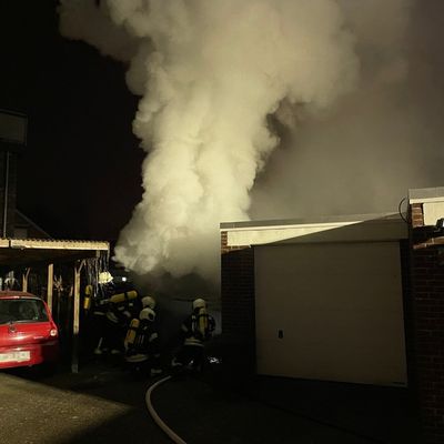 FW-AUR: Hinterhof-Garage brennt in der Nacht