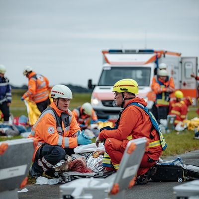 FW-ROW: Übung der Kreisfeuerwehrbereitschaft Nord in Karlshöfen: Großschadenslage nach Flugzeugkollision simuliert