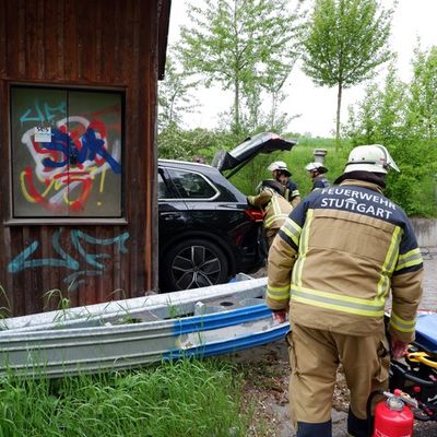 FW Stuttgart: Verkehrsunfall Mittlere Filderlinie: PKW fährt in Technikstation