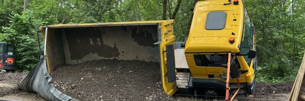 FW-BO: Kipplaster kippt bei Bauarbeiten - schnelle Rettung in Werne