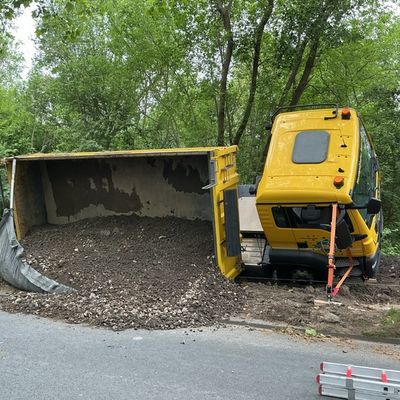 FW-BO: Kipplaster kippt bei Bauarbeiten - schnelle Rettung in Werne