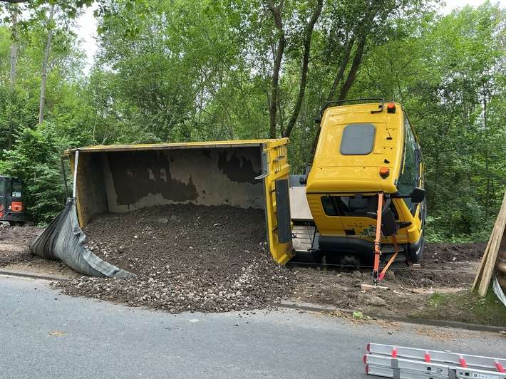 FW-BO: Kipplaster kippt bei Bauarbeiten - schnelle Rettung in Werne