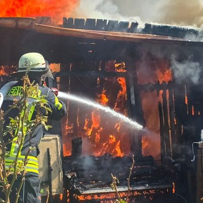 FW Celle: Mehrere Gartenlauben brennen in Vollbrand - Feuerwehr rettet Hühner!