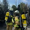 FW Gäufelden: Ausgedehnter Heckenbrand mit Wohnwagen in Vollbrand