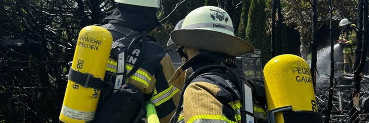 FW Gäufelden: Ausgedehnter Heckenbrand mit Wohnwagen in Vollbrand