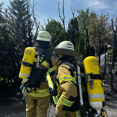 FW Gäufelden: Ausgedehnter Heckenbrand mit Wohnwagen in Vollbrand