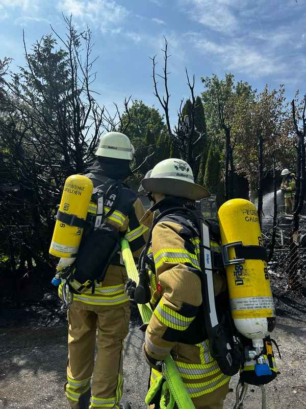 FW Gäufelden: Ausgedehnter Heckenbrand mit Wohnwagen in Vollbrand