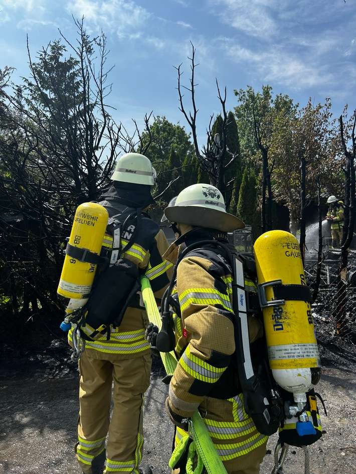 FW Gäufelden: Ausgedehnter Heckenbrand mit Wohnwagen in Vollbrand