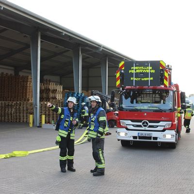FW-WRN: Übung der Freiwilligen Feuerwehr Werne bei Hölscher Palettenservice