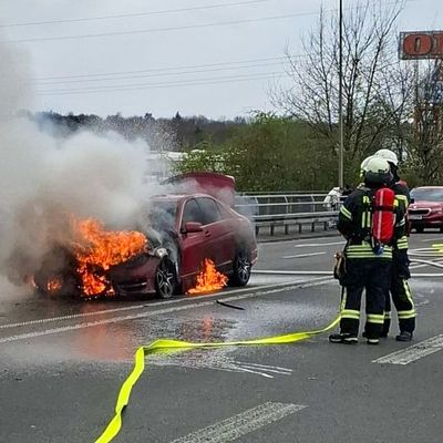FW Rösrath: PKW-Brand und Verkehrsunfall - Paralleleinsätze im Stadtgebiet