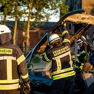 FW-KLE: Realistische Einsatzübung der Freiwilligen Feuerwehr Bedburg-Hau am Landgasthof "Westrich" vermittelt Wissen und Sicherheit