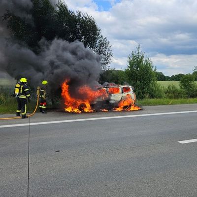FW-ROW: Feuerwehr löscht brennenden PKW auf der Autobahn A1