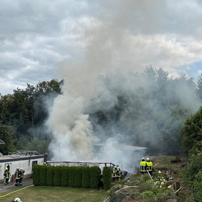 FW VG Westerburg: Hobbywerkstatt wird Raub der Flammen - Feuerwehr verhindert Übergreifen auf Wohnhaus