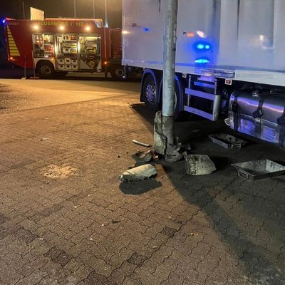 FFW Bergen: Austritt einer großen Dieselmenge nach Kollision mit Laterne