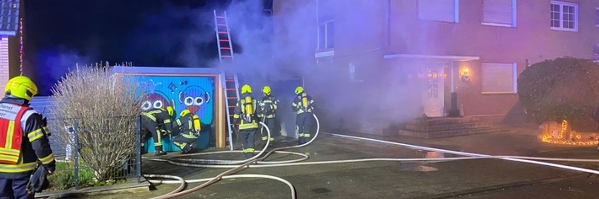 FW Bergheim: Silvesterbilanz der Feuerwehr Bergheim - Mehrere Kleinbrände und ein Garagenbrand im Bergheimer Stadtgebiet