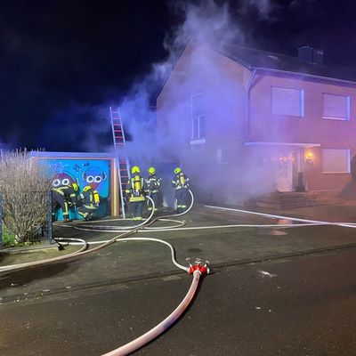 FW Bergheim: Silvesterbilanz der Feuerwehr Bergheim - Mehrere Kleinbrände und ein Garagenbrand im Bergheimer Stadtgebiet