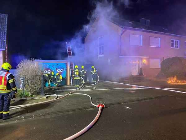 FW Bergheim: Silvesterbilanz der Feuerwehr Bergheim - Mehrere Kleinbrände und ein Garagenbrand im Bergheimer Stadtgebiet