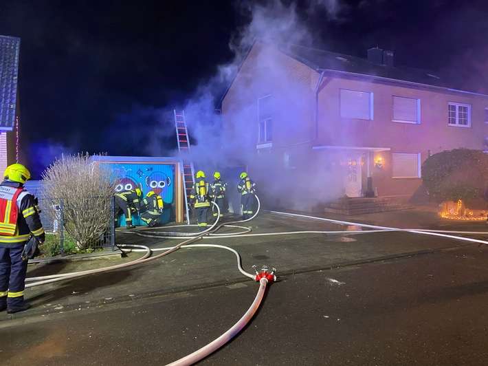 FW Bergheim: Silvesterbilanz der Feuerwehr Bergheim - Mehrere Kleinbrände und ein Garagenbrand im Bergheimer Stadtgebiet