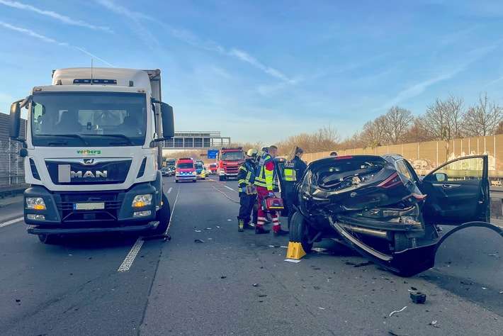 FW-BO: Feuerwehr rettet eine Person nach Verkehrsunfall auf der A 448