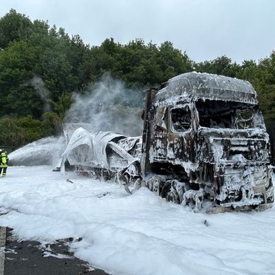 FW Moers: LKW und Kleintransporter brennen auf Hotelparkplatz / Stadtteil und Hotel ohne Strom