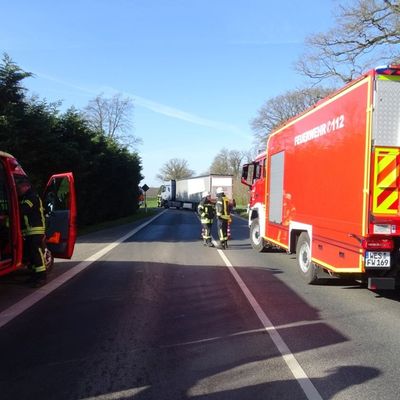 FW Sonsbeck: Verkehrsunfall zwischen Kleintransporter und LKW