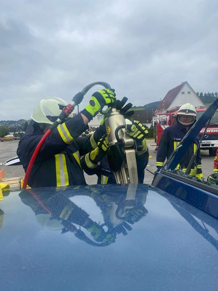 FW-OE: Rescue-Seminar zur Technischen Hilfeleistung - 27 Einsatzkräfte trainieren patientenorientierte Rettung