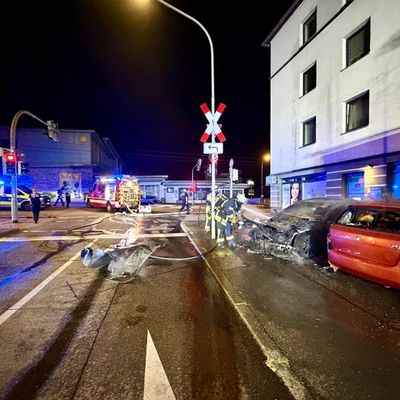FW Weinheim: Pkw Brand in der Mannheimer Straße. Feuerwehr rettet Bewohner aus verrauchter Wohnung