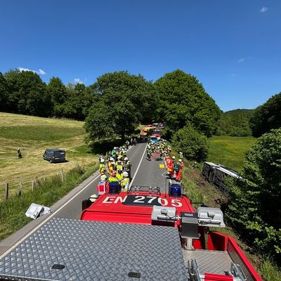 FW-EN: Schwerer Verkehrsunfall mit Linienbus - 10 Personen verletzt