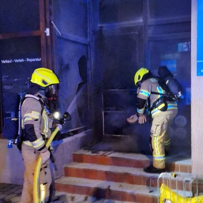 FW Konstanz: Brand im Eingangsbereich eines Wohn- und Geschäftsgebäudes