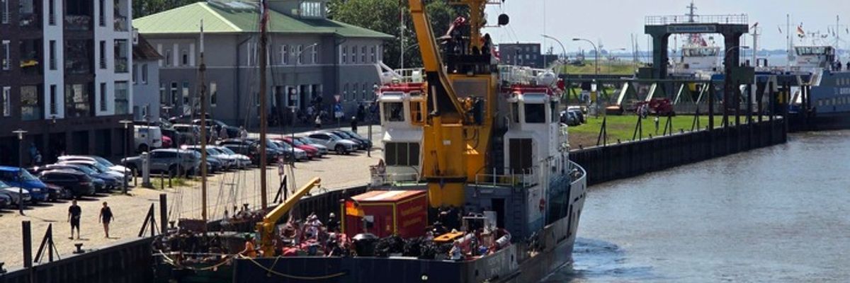 FW Bremerhaven: Schiffsbrand während der Einlaufparade gelöscht